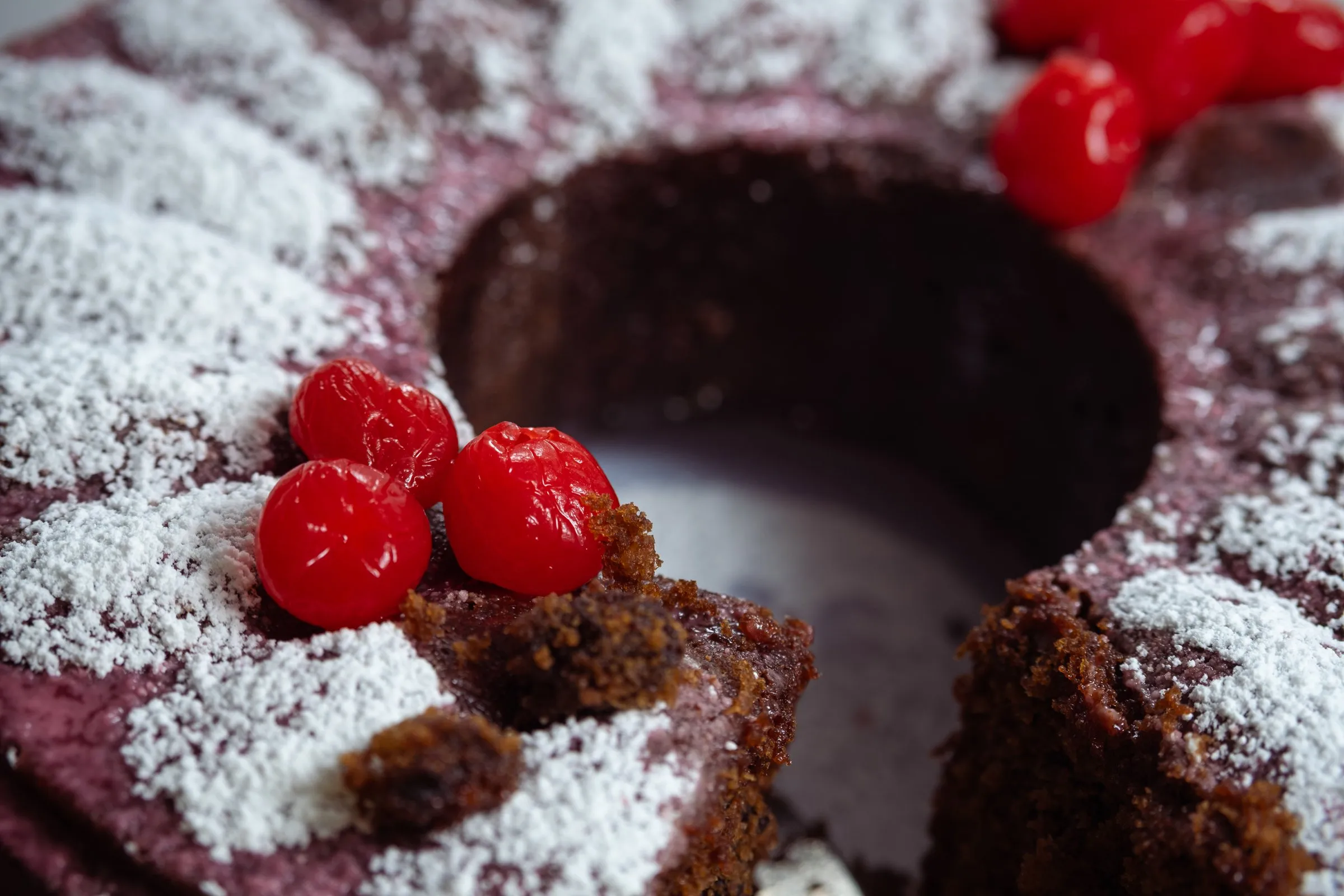 Detalle de un pastel de chocolate con cerezas