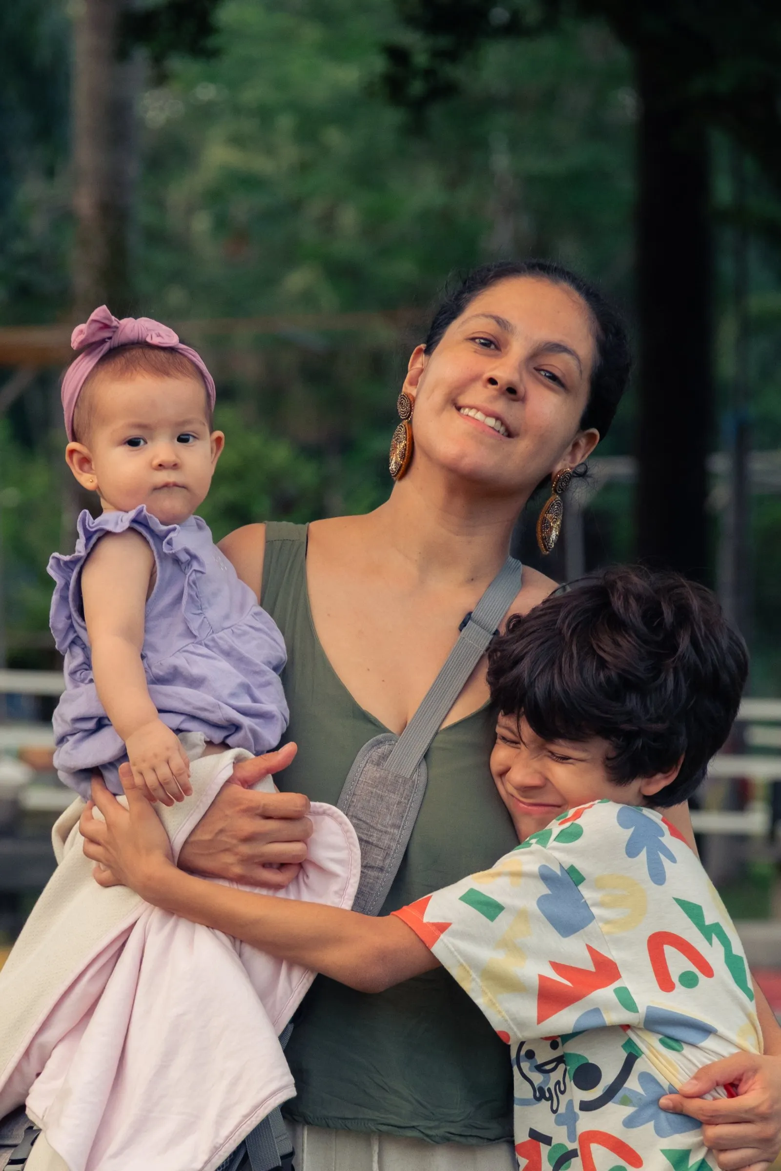 Madre con sus dos hijos, retrato con luz natural